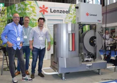 In de categorie arbeidsbesparing hoort de bladplukrobot van Lenzeel. De eerste serie draait al bij Nederlandse telers, de tweede serie krijgt na GreenTech misschien ook wel een eerste internationale gebruiker. Voor Jan Lenders, Ed Zeelen en Stijn Linders was het hun eerste GreenTech met Lenzeel.